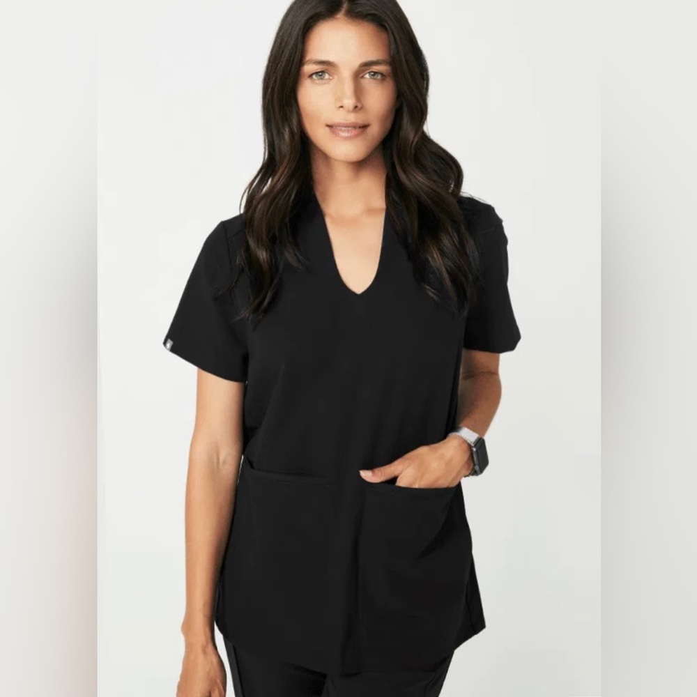 Figs Women’s Banepa - Oversized Pocket Scrub Top - S / Black
